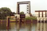 Die s�dliche Schleuse, hier im Juli 1984, entstand w�hrend der Bauzeit des Kanals in den Jahren 1906-1914 und wurde 1994 durch eine auf die Europaschiffsklasse II ausgelegt Schleuse erneuert.  - - Sammlung: Klaus Muhs 
