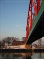 Blick vom s�dlichen Kanalufer auf die ehemalige Maschinenhalle des Schachtes Unser-Fritz 3. Die Maschinenhalle geh�rt heute als Veranstaltungsort zur K�nstlerzeche Unser-Fritz 2/3 in Wanne-Eickel.
- - 6.Januar 2010 - - 