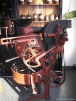 Eine alte Kaffee-R�stmaschine in der alten Drogerie im Heimat-Museum Wanne.  -  Einen Besuch des Museums kann man nur empfehlen. *  Heimat- und Naturkunde-Museum Wanne-Eickel - Unser-Fritz-Stra�e 108 - 44653 Wanne-Eickel - Telefon: 0 23 25 / 7 52 55  ...
