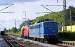 Dann wurden die Loks umramgiert...151 007(REV/PLOK/30.04.14, Verl/EGP/30.04.22) geschoben von der 221 145 im Bhf Jübek. 24.08.2021